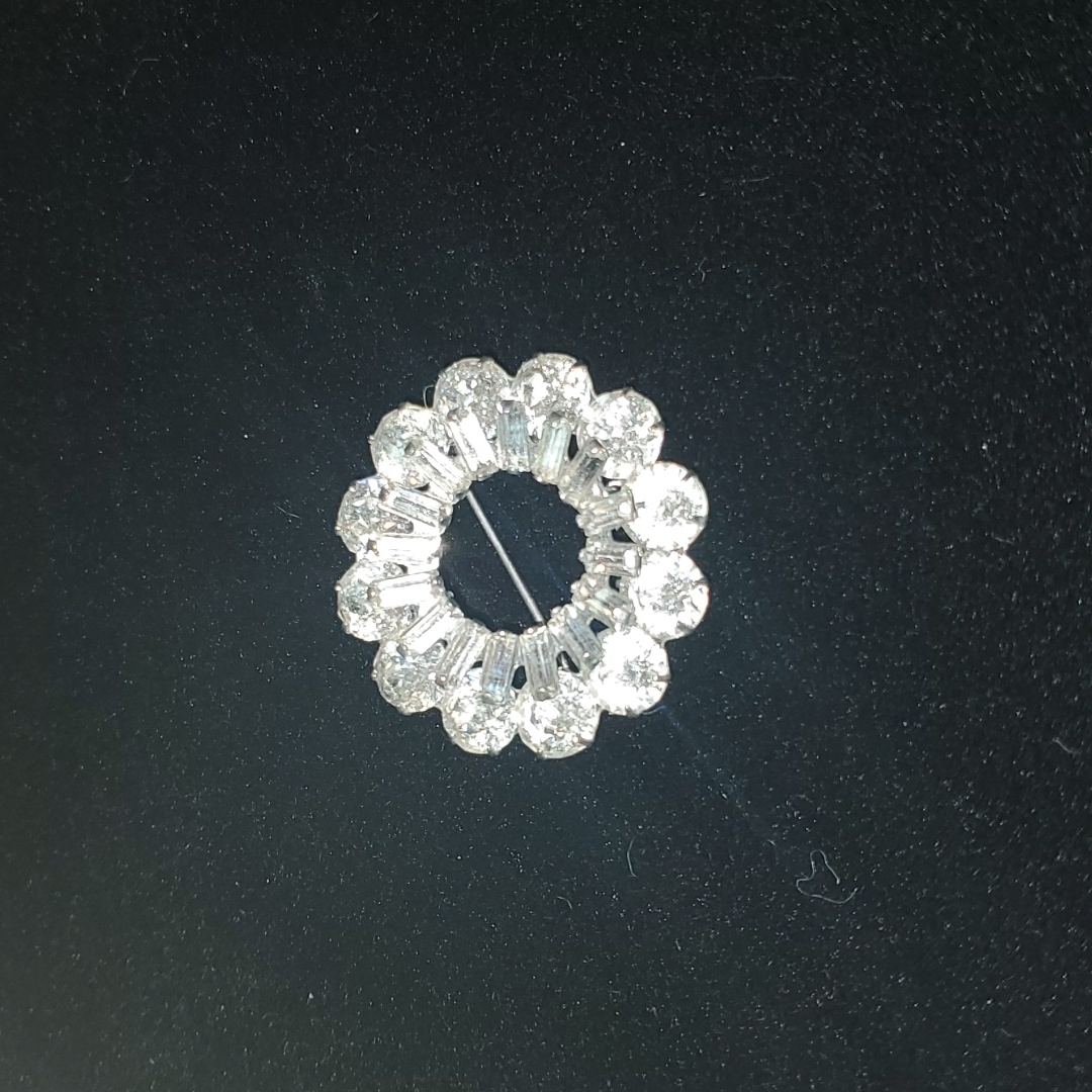Weiss Brooch Great Condition 1 14inches Long And Wide 36$